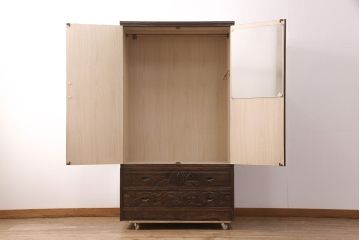中古　伝統工芸　軽井沢彫り　図柄が珍しい!!　彫刻の意匠が華やかなワードローブ(洋服タンス)(R-051568)