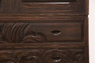 中古　伝統工芸　軽井沢彫り　図柄が珍しい!!　彫刻の意匠が華やかなワードローブ(洋服タンス)(R-051568)