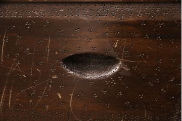 中古　伝統工芸　軽井沢彫り　図柄が珍しい!!　彫刻の意匠が華やかなワードローブ(洋服タンス)(R-051568)
