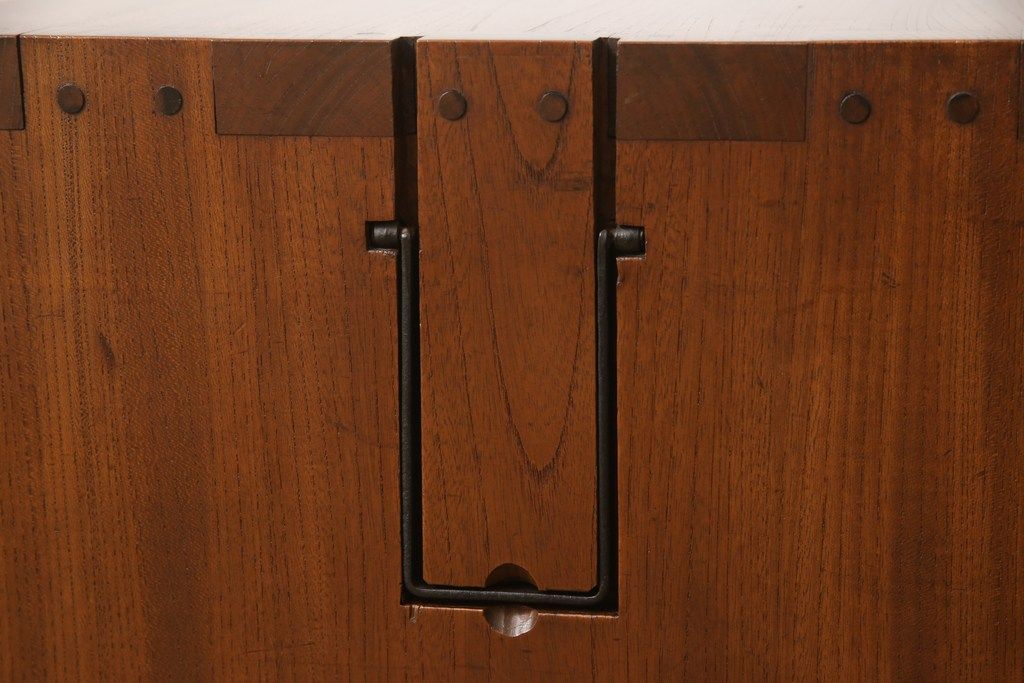 和製アンティーク　総ケヤキ材　分厚い材を贅沢に使用した重厚な佇まいの帳場箪笥(ローボード、引き出し)(R-051570)