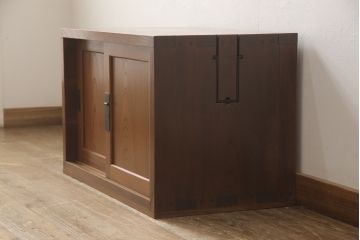 和製アンティーク　総ケヤキ材　分厚い材を贅沢に使用した重厚な佇まいの帳場箪笥(ローボード、引き出し)(R-051570)