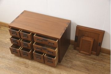 和製アンティーク　総ケヤキ材　分厚い材を贅沢に使用した重厚な佇まいの帳場箪笥(ローボード、引き出し)(R-051570)
