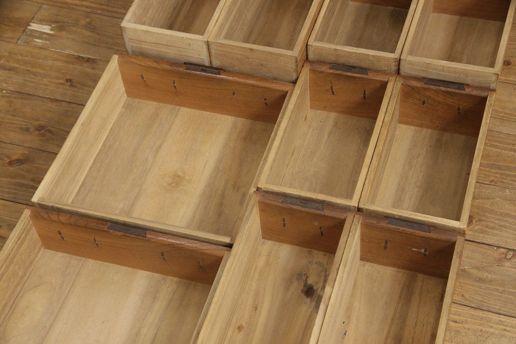 和製アンティーク　総ケヤキ材　分厚い材を贅沢に使用した重厚な佇まいの帳場箪笥(ローボード、引き出し)(R-051570)