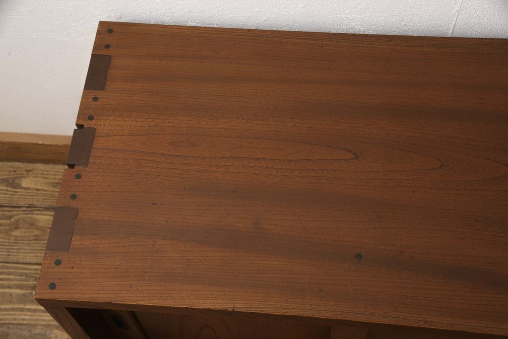 和製アンティーク　総ケヤキ材　分厚い材を贅沢に使用した重厚な佇まいの帳場箪笥(ローボード、引き出し)(R-051570)