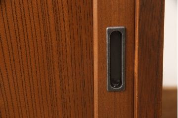 和製アンティーク　総ケヤキ材　分厚い材を贅沢に使用した重厚な佇まいの帳場箪笥(ローボード、引き出し)(R-051570)