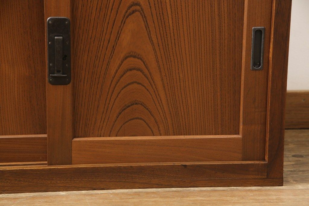 和製アンティーク　総ケヤキ材　分厚い材を贅沢に使用した重厚な佇まいの帳場箪笥(ローボード、引き出し)(R-051570)