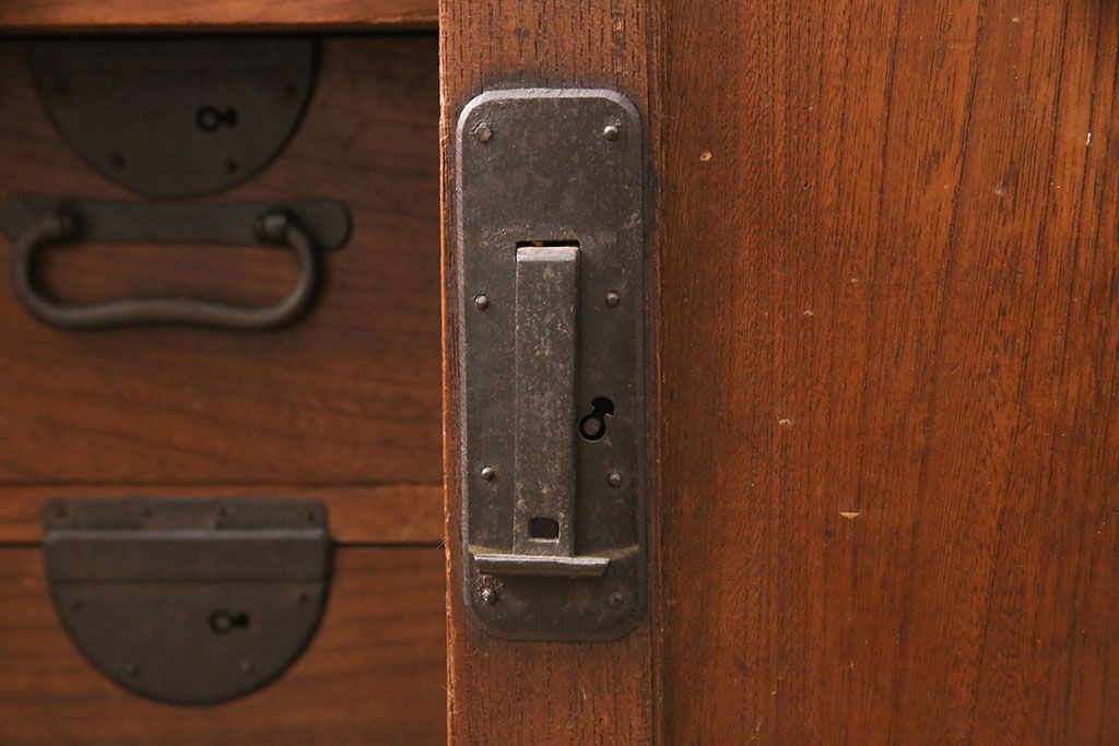 和製アンティーク　総ケヤキ材　分厚い材を贅沢に使用した重厚な佇まいの帳場箪笥(ローボード、引き出し)(R-051570)