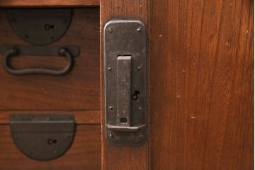 和製アンティーク　総ケヤキ材　分厚い材を贅沢に使用した重厚な佇まいの帳場箪笥(ローボード、引き出し)(R-051570)