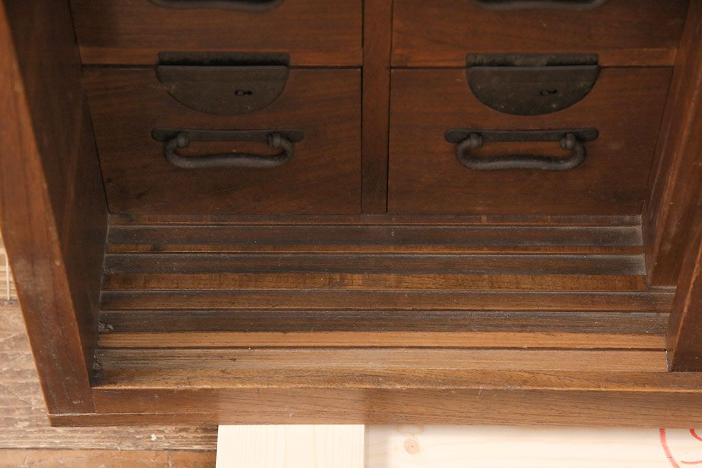 和製アンティーク　総ケヤキ材　分厚い材を贅沢に使用した重厚な佇まいの帳場箪笥(ローボード、引き出し)(R-051570)