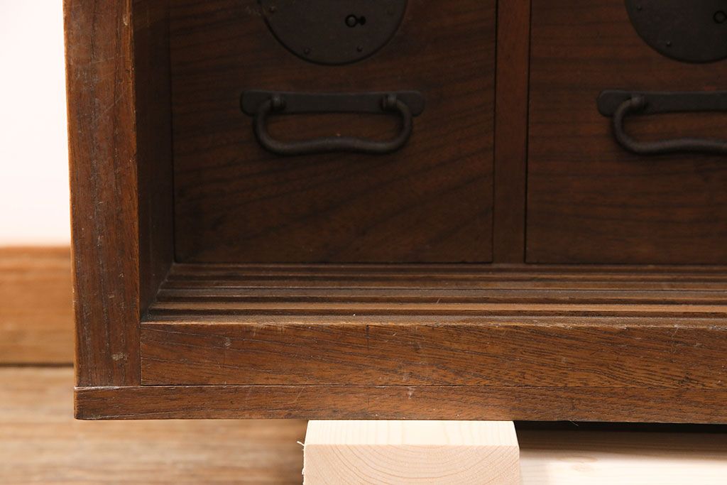 和製アンティーク　総ケヤキ材　分厚い材を贅沢に使用した重厚な佇まいの帳場箪笥(ローボード、引き出し)(R-051570)