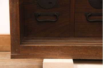 和製アンティーク　総ケヤキ材　分厚い材を贅沢に使用した重厚な佇まいの帳場箪笥(ローボード、引き出し)(R-051570)