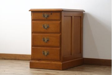 中古　横浜クラシック家具　ダニエル(Daniel)　滑らかな木肌と温かみのある色合いが魅力の脇机(サイドチェスト、サイドテーブル、引き出し)(定価約38万円)(R-051574)