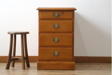 中古　横浜クラシック家具　ダニエル(Daniel)　滑らかな木肌と温かみのある色合いが魅力の脇机(サイドチェスト、サイドテーブル、引き出し)(定価約38万円)(R-051574)