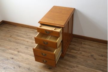 中古　横浜クラシック家具　ダニエル(Daniel)　滑らかな木肌と温かみのある色合いが魅力の脇机(サイドチェスト、サイドテーブル、引き出し)(定価約38万円)(R-051574)