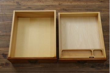 中古　横浜クラシック家具　ダニエル(Daniel)　滑らかな木肌と温かみのある色合いが魅力の脇机(サイドチェスト、サイドテーブル、引き出し)(定価約38万円)(R-051574)