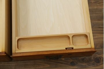中古　横浜クラシック家具　ダニエル(Daniel)　滑らかな木肌と温かみのある色合いが魅力の脇机(サイドチェスト、サイドテーブル、引き出し)(定価約38万円)(R-051574)