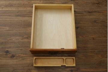 中古　横浜クラシック家具　ダニエル(Daniel)　滑らかな木肌と温かみのある色合いが魅力の脇机(サイドチェスト、サイドテーブル、引き出し)(定価約38万円)(R-051574)