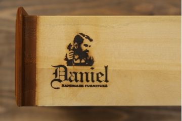 中古　横浜クラシック家具　ダニエル(Daniel)　滑らかな木肌と温かみのある色合いが魅力の脇机(サイドチェスト、サイドテーブル、引き出し)(定価約38万円)(R-051574)
