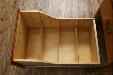 中古　横浜クラシック家具　ダニエル(Daniel)　滑らかな木肌と温かみのある色合いが魅力の脇机(サイドチェスト、サイドテーブル、引き出し)(定価約38万円)(R-051574)
