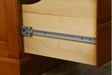 中古　横浜クラシック家具　ダニエル(Daniel)　滑らかな木肌と温かみのある色合いが魅力の脇机(サイドチェスト、サイドテーブル、引き出し)(定価約38万円)(R-051574)