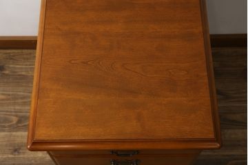 中古　横浜クラシック家具　ダニエル(Daniel)　滑らかな木肌と温かみのある色合いが魅力の脇机(サイドチェスト、サイドテーブル、引き出し)(定価約38万円)(R-051574)