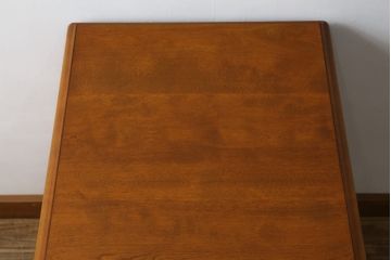 中古　横浜クラシック家具　ダニエル(Daniel)　滑らかな木肌と温かみのある色合いが魅力の脇机(サイドチェスト、サイドテーブル、引き出し)(定価約38万円)(R-051574)