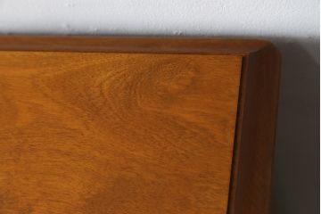 中古　横浜クラシック家具　ダニエル(Daniel)　滑らかな木肌と温かみのある色合いが魅力の脇机(サイドチェスト、サイドテーブル、引き出し)(定価約38万円)(R-051574)