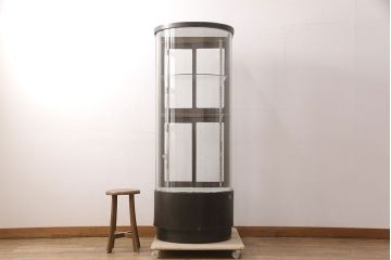 和製アンティーク　人気の縦型!すっきりとした佇まいのR型(曲面)ガラスケース(飾り棚、陳列棚)(R-051588)