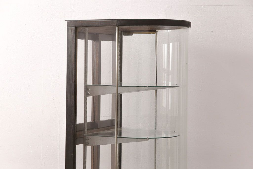 和製アンティーク　人気の縦型!すっきりとした佇まいのR型(曲面)ガラスケース(飾り棚、陳列棚)(R-051588)