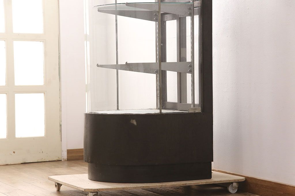 和製アンティーク　人気の縦型!すっきりとした佇まいのR型(曲面)ガラスケース(飾り棚、陳列棚)(R-051588)