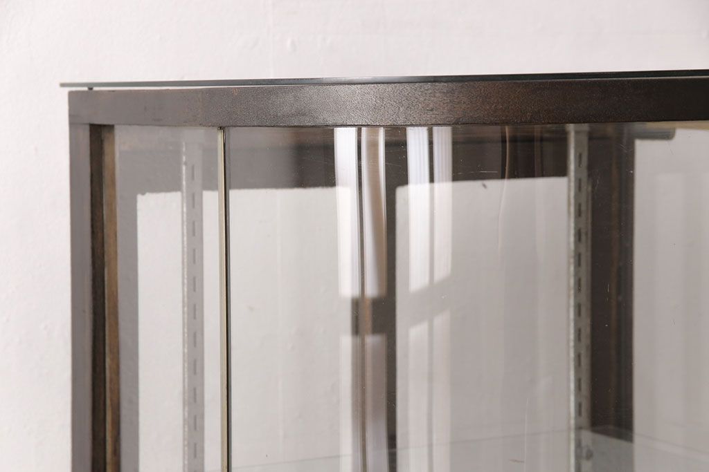 和製アンティーク　人気の縦型!すっきりとした佇まいのR型(曲面)ガラスケース(飾り棚、陳列棚)(R-051588)