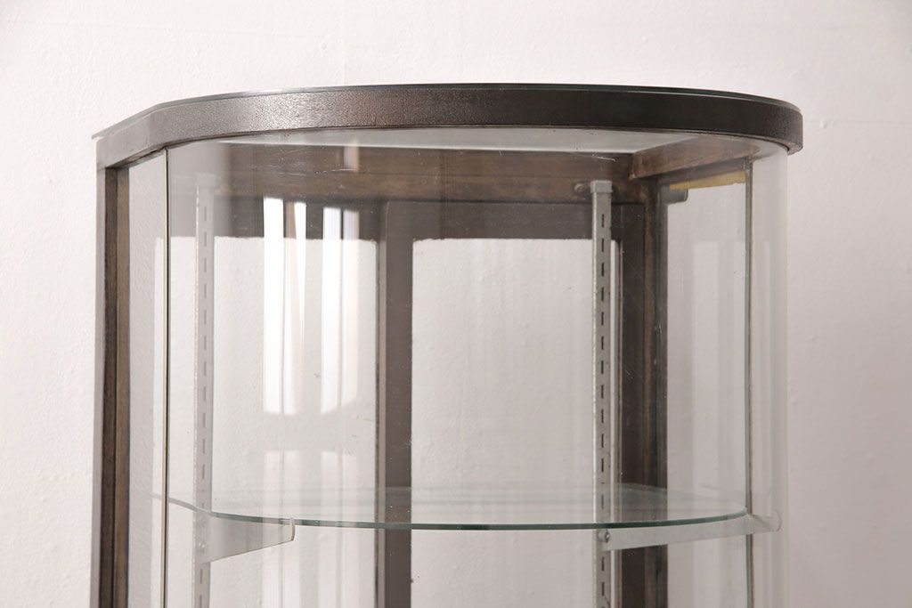 和製アンティーク　人気の縦型!すっきりとした佇まいのR型(曲面)ガラスケース(飾り棚、陳列棚)(R-051588)