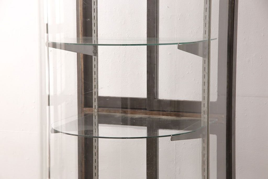 和製アンティーク　人気の縦型!すっきりとした佇まいのR型(曲面)ガラスケース(飾り棚、陳列棚)(R-051588)