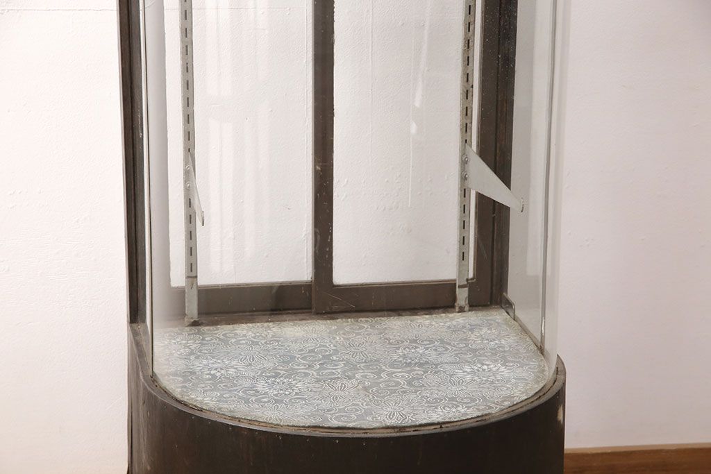 和製アンティーク　人気の縦型!すっきりとした佇まいのR型(曲面)ガラスケース(飾り棚、陳列棚)(R-051588)