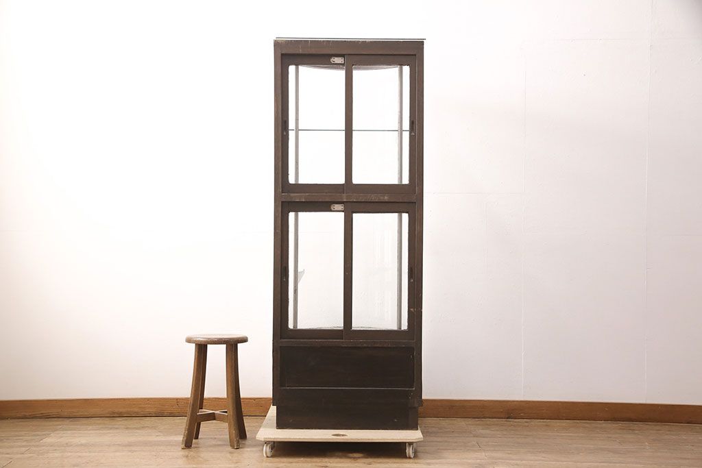 和製アンティーク　人気の縦型!すっきりとした佇まいのR型(曲面)ガラスケース(飾り棚、陳列棚)(R-051588)