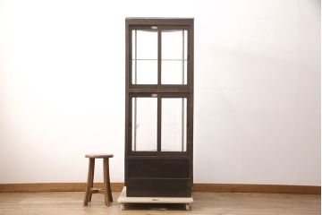 和製アンティーク　人気の縦型!すっきりとした佇まいのR型(曲面)ガラスケース(飾り棚、陳列棚)(R-051588)