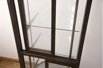 和製アンティーク　人気の縦型!すっきりとした佇まいのR型(曲面)ガラスケース(飾り棚、陳列棚)(R-051588)