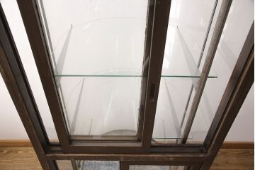 和製アンティーク　人気の縦型!すっきりとした佇まいのR型(曲面)ガラスケース(飾り棚、陳列棚)(R-051588)