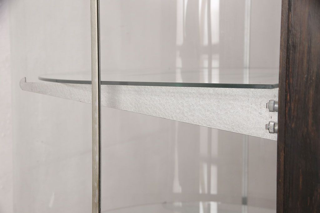 和製アンティーク　人気の縦型!すっきりとした佇まいのR型(曲面)ガラスケース(飾り棚、陳列棚)(R-051588)