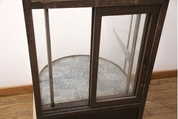 和製アンティーク　人気の縦型!すっきりとした佇まいのR型(曲面)ガラスケース(飾り棚、陳列棚)(R-051588)