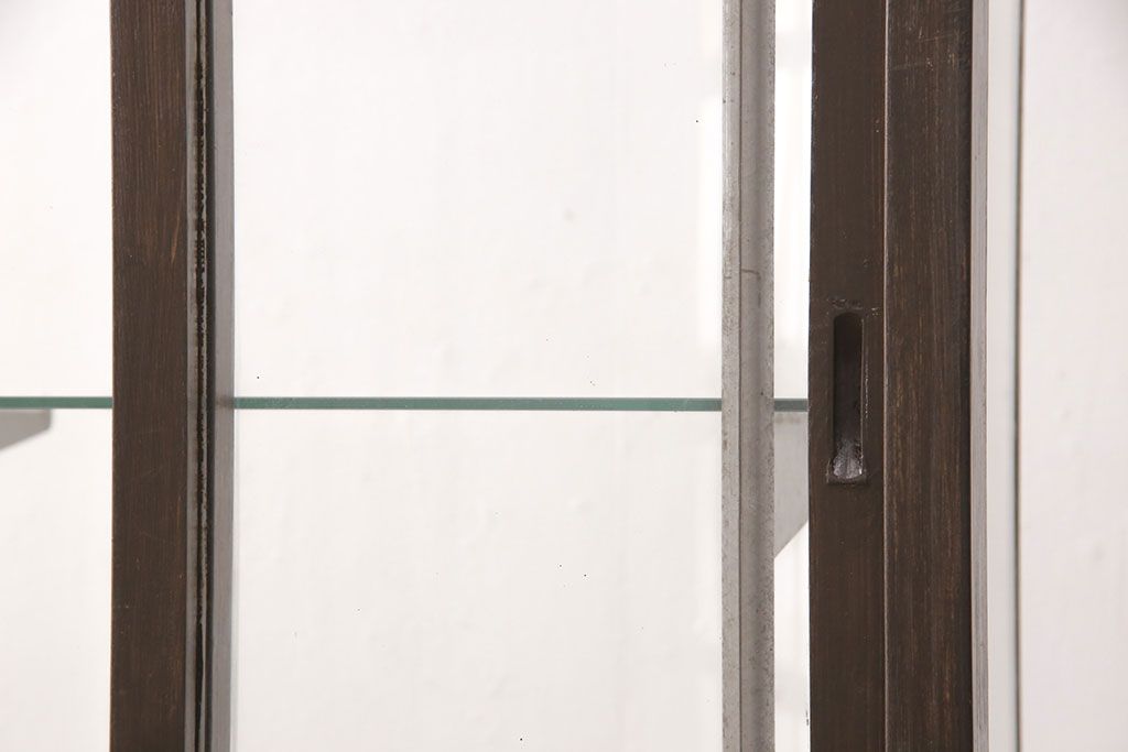 和製アンティーク　人気の縦型!すっきりとした佇まいのR型(曲面)ガラスケース(飾り棚、陳列棚)(R-051588)