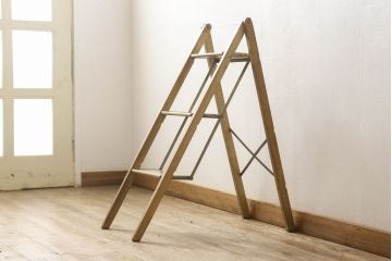 和製アンティーク　ナラ材　希少!!珍しいデザインのレトロな折り畳み式脚立(踏み台、ステップ、花台、飾り棚、ディスプレイ)(R-051590)