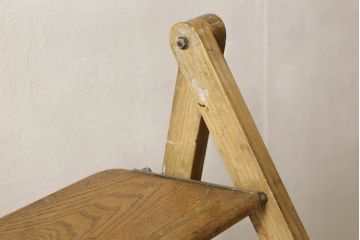 和製アンティーク　ナラ材　希少!!珍しいデザインのレトロな折り畳み式脚立(踏み台、ステップ、花台、飾り棚、ディスプレイ)(R-051590)