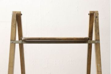 和製アンティーク　ナラ材　希少!!珍しいデザインのレトロな折り畳み式脚立(踏み台、ステップ、花台、飾り棚、ディスプレイ)(R-051590)