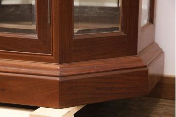 ヴィンテージ家具　和製ビンテージ　カリン無垢材　花梨　クラシカルな空間を演出する照明付き縦型キュリオケース(飾り棚、ガラスケース、陳列棚、収納棚)(R-051591)