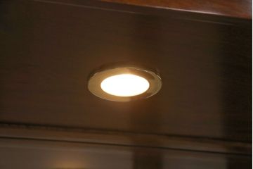 ヴィンテージ家具　和製ビンテージ　カリン無垢材　花梨　クラシカルな空間を演出する照明付き縦型キュリオケース(飾り棚、ガラスケース、陳列棚、収納棚)(R-051591)