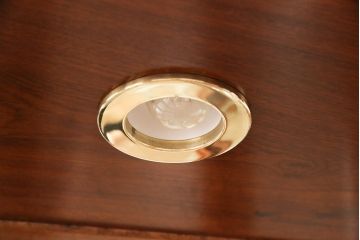 ヴィンテージ家具　和製ビンテージ　カリン無垢材　花梨　クラシカルな空間を演出する照明付き縦型キュリオケース(飾り棚、ガラスケース、陳列棚、収納棚)(R-051591)