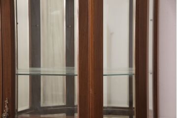 ヴィンテージ家具　和製ビンテージ　カリン無垢材　花梨　クラシカルな空間を演出する照明付き縦型キュリオケース(飾り棚、ガラスケース、陳列棚、収納棚)(R-051591)
