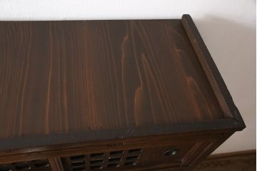 和製アンティーク　桑材　情緒あふれる透かし彫りが目を惹く、凝った作りの二段重ね収納棚(食器棚、キャビネット、水屋箪笥)(R-051592)