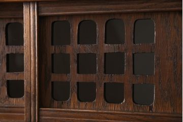 和製アンティーク　桑材　情緒あふれる透かし彫りが目を惹く、凝った作りの二段重ね収納棚(食器棚、キャビネット、水屋箪笥)(R-051592)